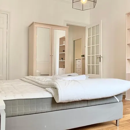 #j0 The Sweet Jaures