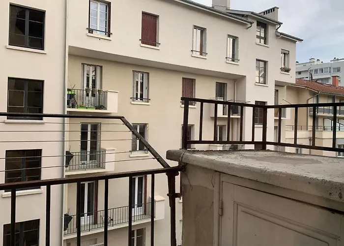 #j0 The Sweet Jaures