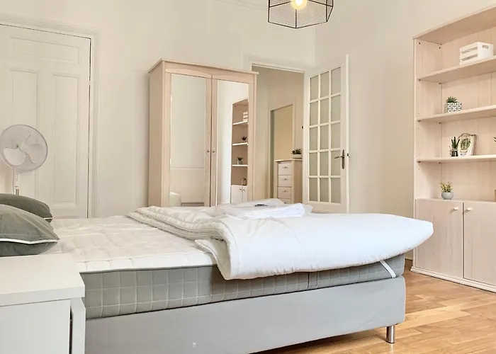 #j0 The Sweet Jaures